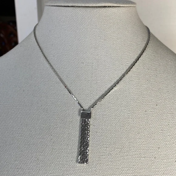 Petite and dainty silvertone Avon necklace - Picture 1 of 6